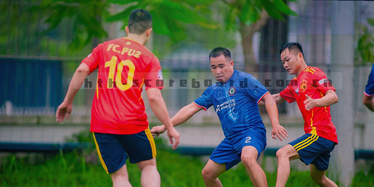 墨绿底色上由陶土橙与米白细线组成的抽象条纹与网格纹理